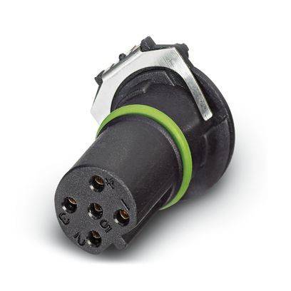 Ein schwarzer zylindrischer Elektrostecker mit einem grünen Ring und mehreren sichtbaren Metallstiften an einem Ende.