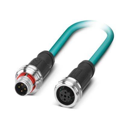 Ein grünes Industrie-Datenkabel mit Stecker und Buchse, das in elektronischen und Automotivsystemen verwendet wird, gezeigt vor weißem Hintergrund.