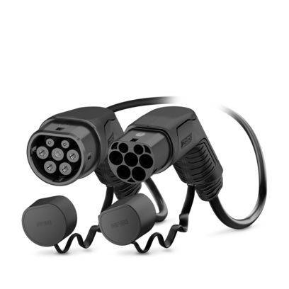 Ein schwarzes Elektrofahrzeug-Ladekabel mit siebenpoligen Steckverbindern an beiden Enden, mit Schutzkappe, einsatzbereit zum Anschließen.