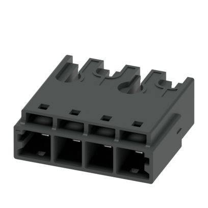 Ein schwarzer vierplatziger Elektrostecker, aus einem Winkel betrachtet, mit quadratischen Öffnungen.