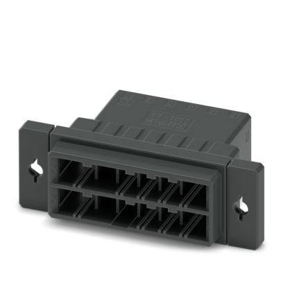 Ein schwarzer rechteckiger Elektrostecker mit mehreren Schlitzen, an einem Panel montiert, zum Verbinden von Stromkreisen.