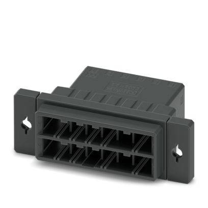 Ein schwarzer rechteckiger elektronischer Stecker mit mehreren Schlitzen, montiert auf einer ebenen Fläche.