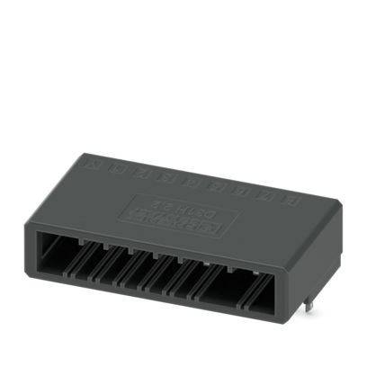 Schwarzes Kunststoff-Elektrostecker-Gehäuse mit Schlitzen für mehrere Stifte, aus leicht schräger Perspektive fotografiert, wobei seine rechteckige Form zur Geltung kommt.