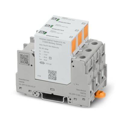 Ein graues elektrisches Relais mit QR-Codes, orangefarbenen Laschen und Produktdetails auf der Seite bedruckt, verwendet für Schaltschutz und -verwaltung.