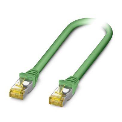 Ein grünes Ethernet-Kabel mit gelben Steckern an beiden Enden, das für Netzwerk- und Internetverbindungen verwendet wird.