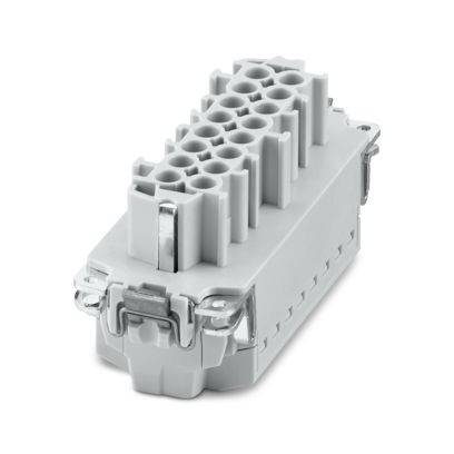 Ein grauer Industriestecker mit mehreren Kontaktsteckplätzen und metallischen Verschlüssen zur Sicherung von Elektroverbindungen.