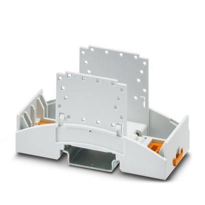 Ein weißes Kunststoff-DIN-Schienenmontagesystem mit orangefarbenen Klammern zur Befestigung elektronischer Komponenten, das zur Organisation und Verwaltung von Verkabelung verwendet wird.