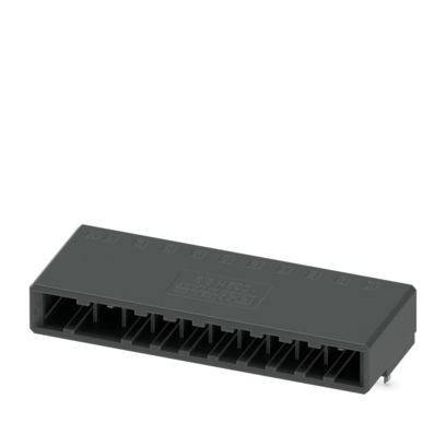 Ein schwarzer Kunststoff-Elektrostecker mit mehreren Anschlüssen, der zum Sichern und Verbinden von elektrischen Drähten in einem Stromkreis verwendet wird.