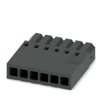 Ein sechspoliger schwarzer Elektrostecker mit zwei Reihen von Schlitzen, der zur Herstellung von elektrischen Verbindungen in elektronischen Geräten verwendet wird.