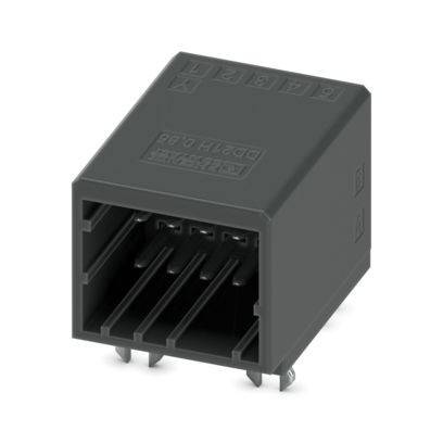 Ein schwarzer elektronischer Stecker mit mehreren Metallstiften, die sich von seiner Basis erstrecken und zur Herstellung elektrischer Verbindungen in Geräten verwendet werden.