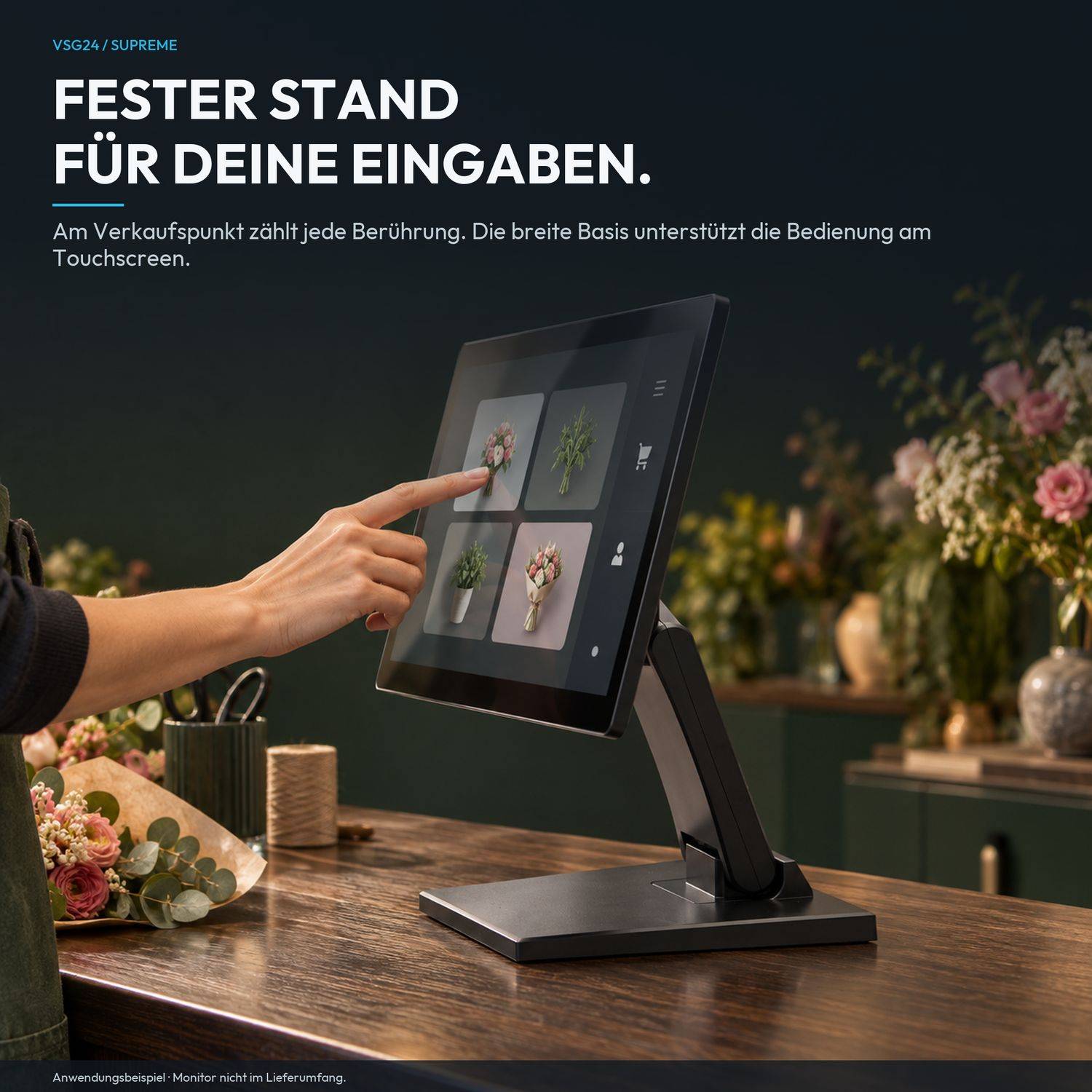 Person tippt auf ein geneigtes Touchscreen-POS-Terminal auf einem Ständer an der Blumengeschäft-Theke; deutscher Text sagt "FESTER STAND FÜR DEINE EINGABEN"" und verweist auf einfache Touch-Bedienung an der Verkaufsstelle.