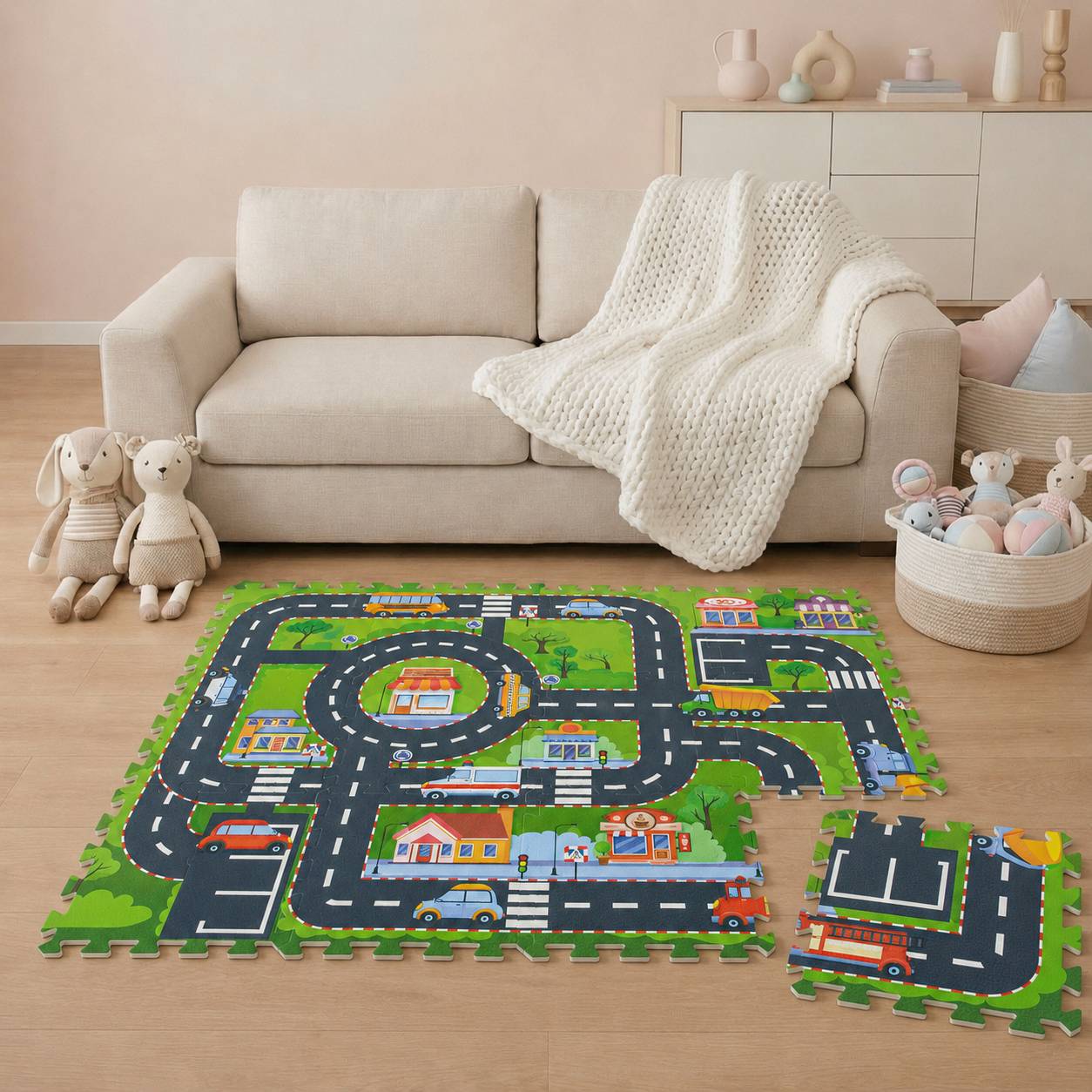 Kinderspielzimmer mit einem Schaumstoffmattenmuster mit Straßenmuster auf dem Boden, einem beigen Sofa mit Strickdecke, Kuscheltieren und einem Spielzeugkorb.