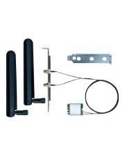 Dargestellte Komponenten des Wireless-Routers: zwei schwarze Antennen, eine Halterungsklammer, eine kurze Metallverbindungsplatte und ein Kabel mit kleinem Stecker.
