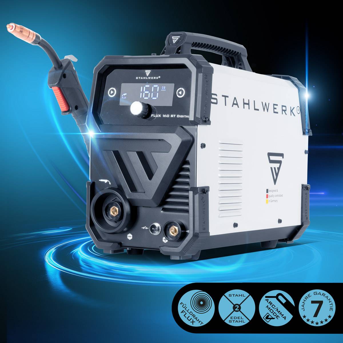 Eine Schweißmaschine mit 'STAHWERK' Branding, digitaler Anzeige und angeschlossenem Brenner. Symbole zeigen Funktionen: 'IGBT', '2 Jahre Garantie' und '7 Jahre Garantie'.
