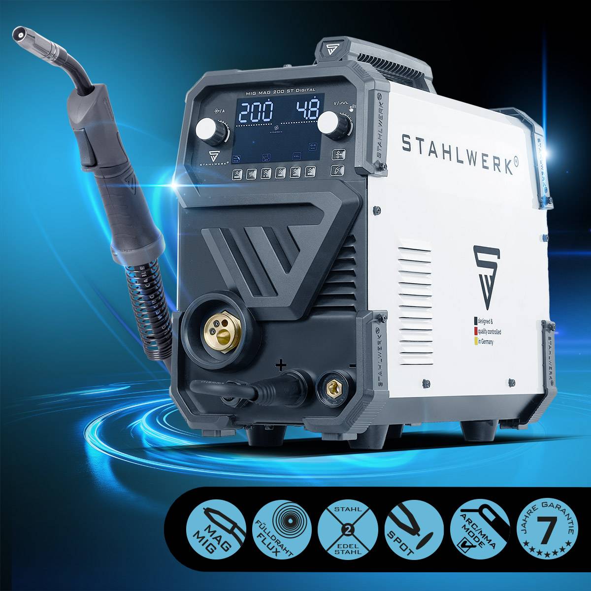Eine Schweißmaschine mit Einstellungen auf einem digitalen Bildschirm und einem angeschlossenen Schweißbrenner, die ein schlankes, modernes Design in blauem Licht aufweist.
