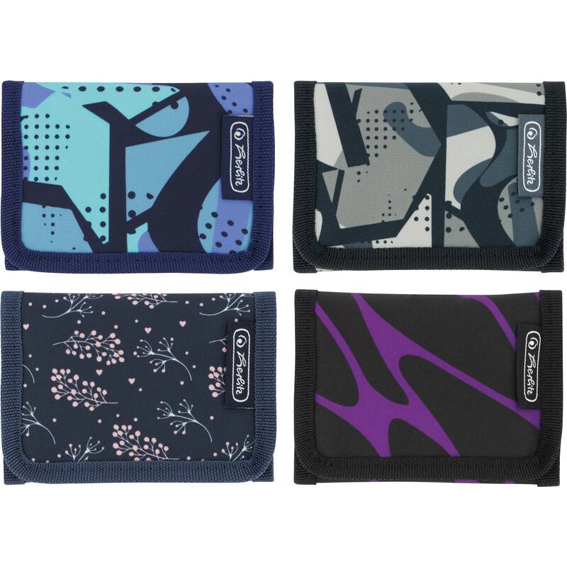 Vier Geldbörsen mit unterschiedlichen abstrakten Designs: blau-schwarz geometrisch, grau-schwarz mit Punkten, Blumenmuster und lila mit schwarz.