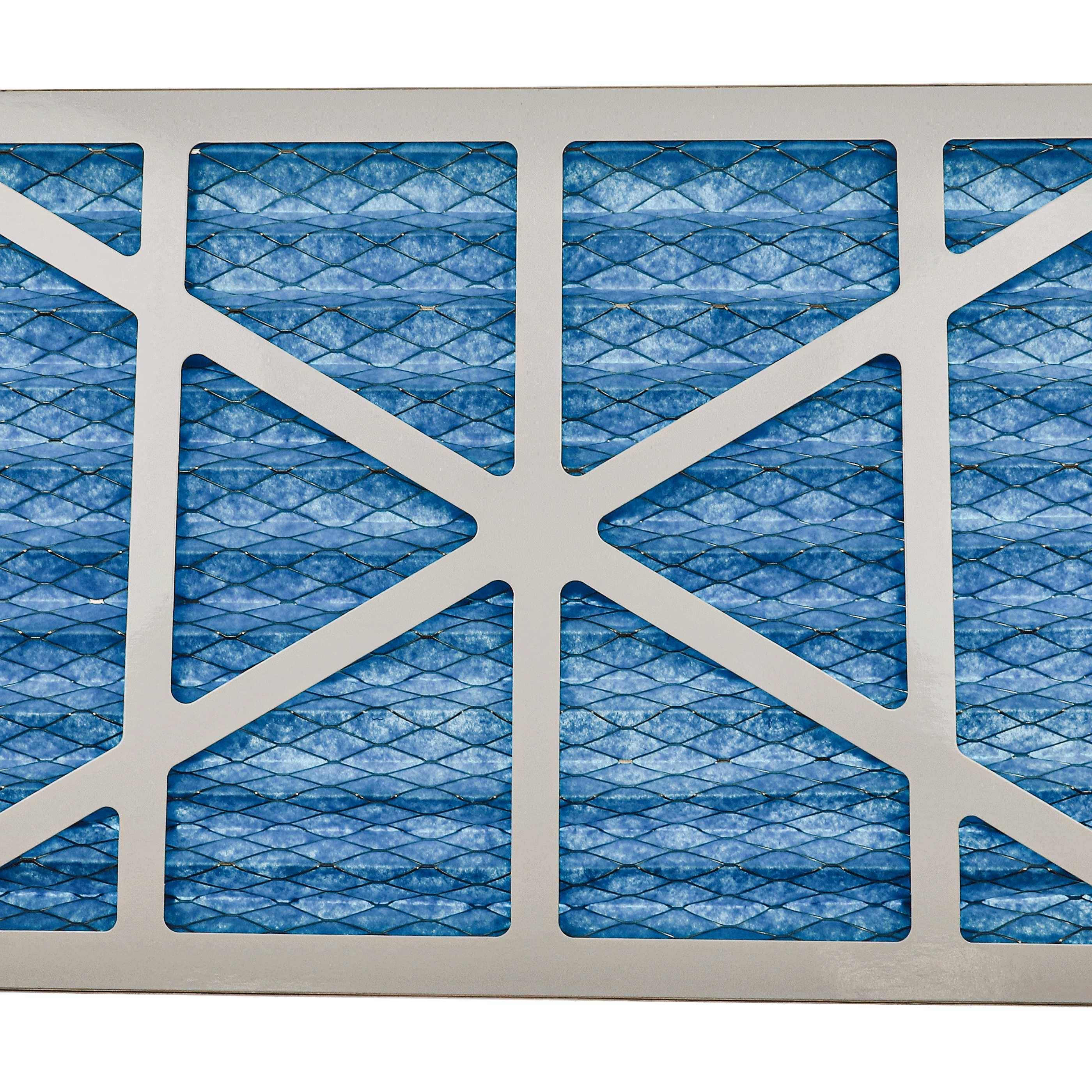 Blauer Faltenluftfilter hinter einem weißen Kunststoffgitter mit diagonalen Stützstreben.