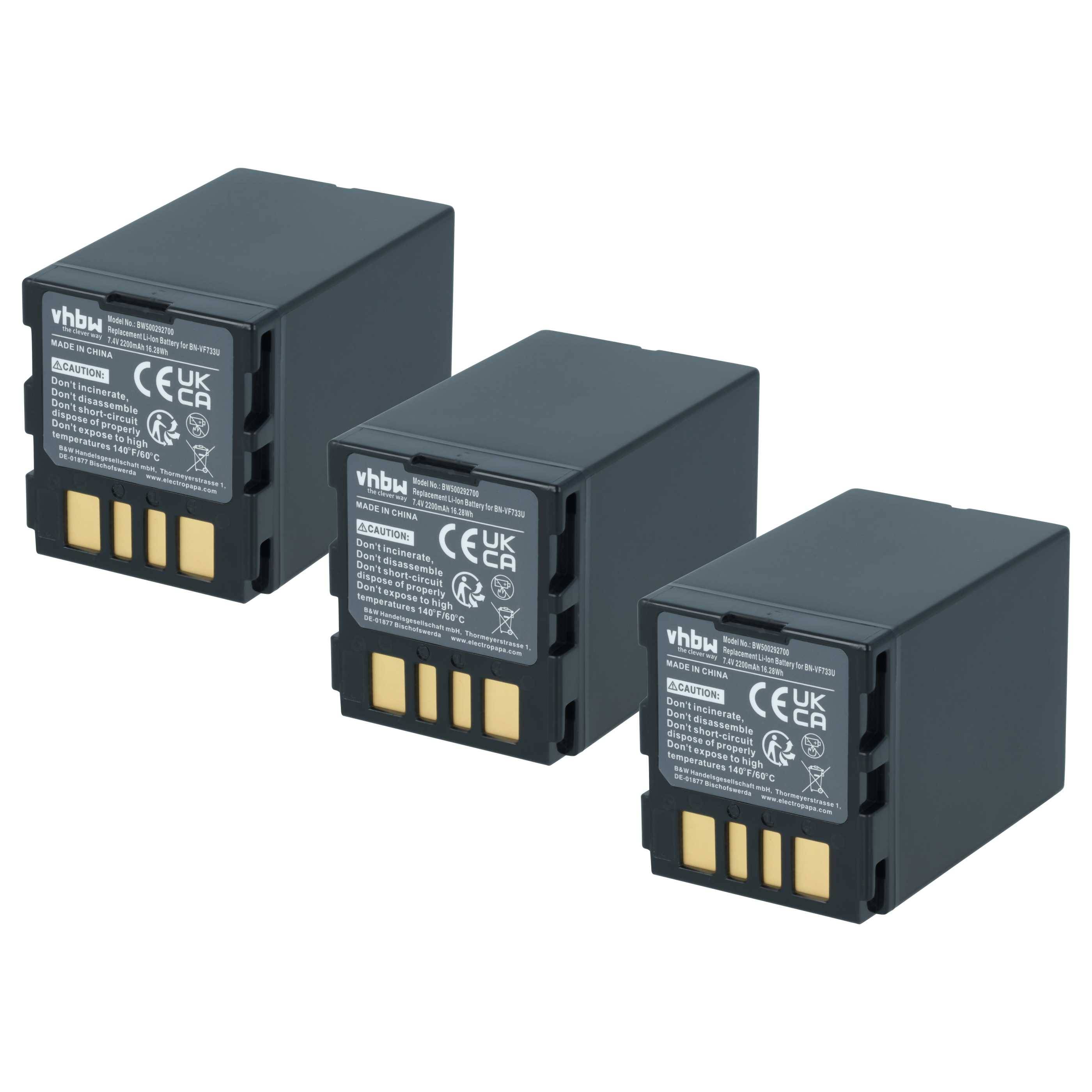 Drei schwarze Lithium-Ionen-Kamerabatterien mit goldenen Anschlüssen auf schwarzen Sockeln, mit Marken- und Zertifizierungsmarkierungen.