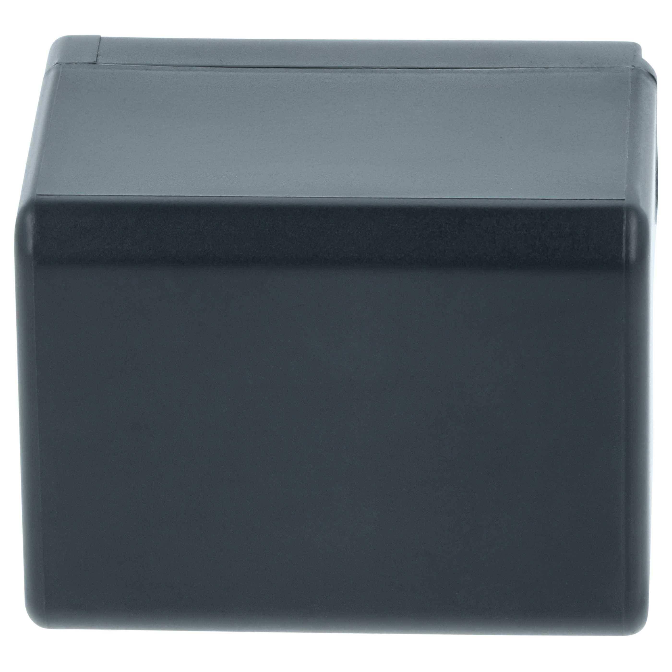 Eine schwarze rechteckige Box mit glatten Oberflächen, möglicherweise ein Aufbewahrungsbehälter oder ein elektronisches Gerätegehäuse, positioniert vor einem weißen Hintergrund.