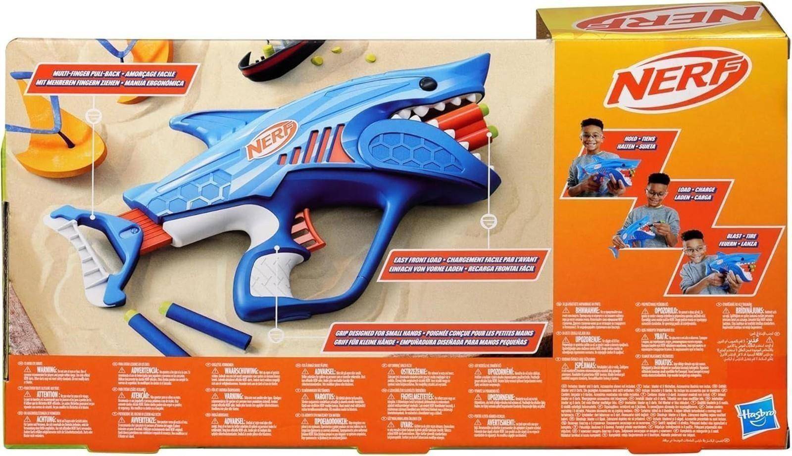 Nerf-Spielzeugblaster in Blau und Weiß auf einer Produktverpackung mit orangefarbenen Textblöcken und einem Jungen, der den Blaster verwendet, abgebildet.