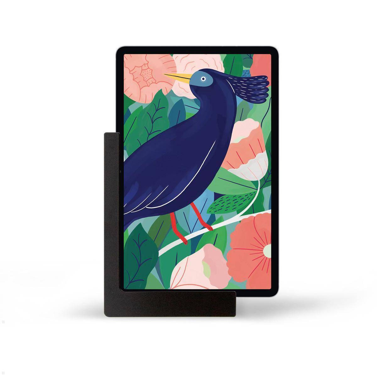 Eine digitale Anzeige mit einer stilisierten Darstellung eines blauen Vogels mit orangefarbenen Beinen, vor einem Hintergrund aus bunten Blumen und Blättern.