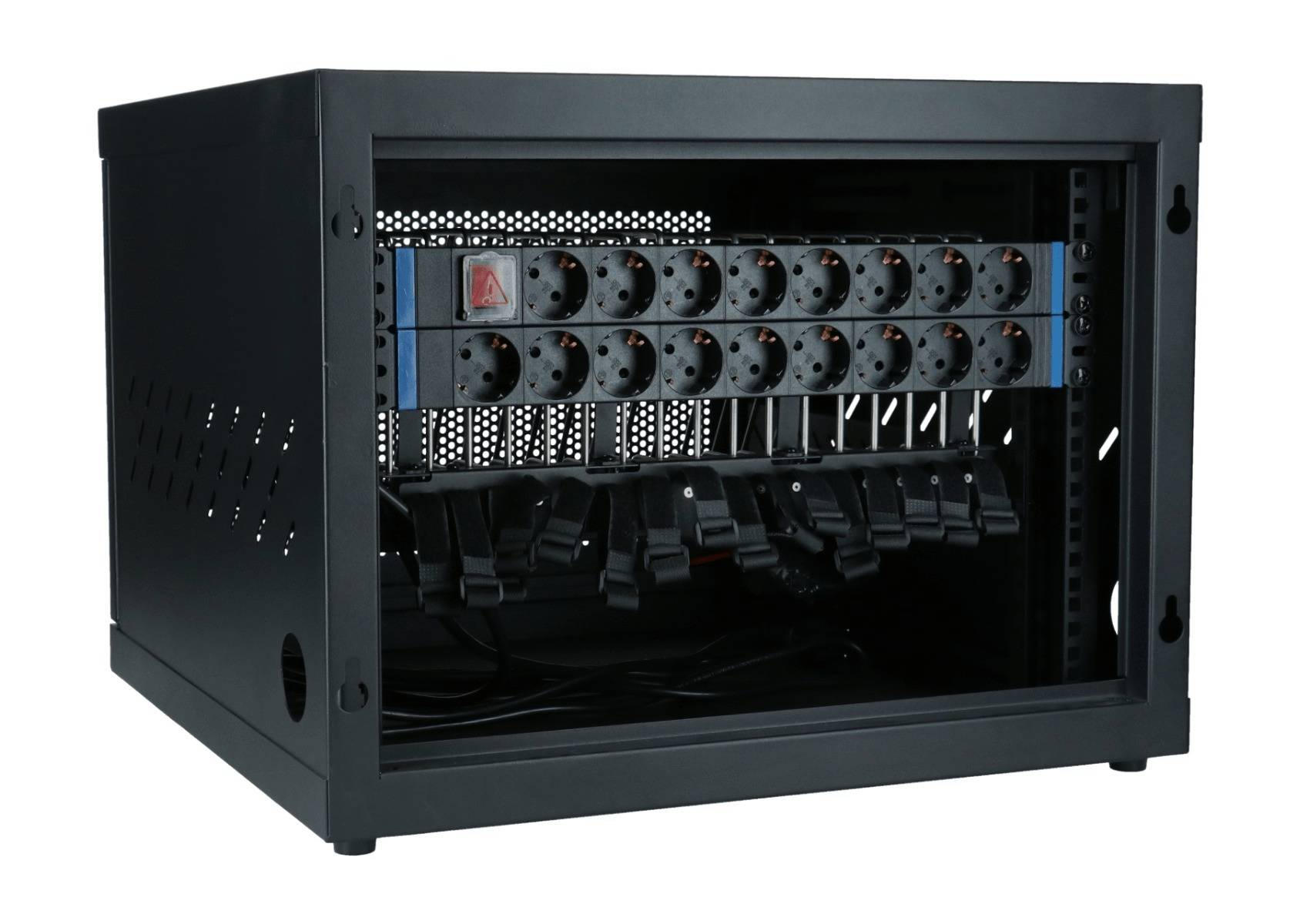 Ein schwarzes Serverschrank mit Reihen mehrerer Steckdosen, offenen Fächern und angeschlossenen Kabeln für elektrische Schnittstellen.