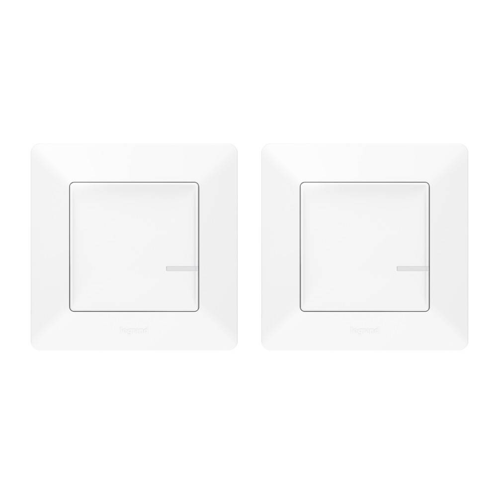 Zwei weiße quadratische Lichtschalter nebeneinander auf einem einfarbigen Hintergrund.