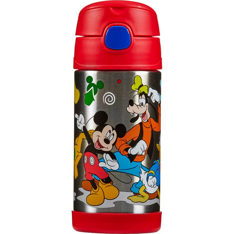 Ein rot-silberner Thermobecher mit Zeichentrickfiguren, die in bunten Outfits eine verspielt-dynamische Pose einnehmen.