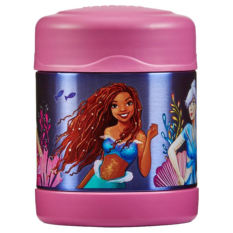 Ein rosa Thermobecher mit einer Illustration von zwei animierten Charakteren, einer mit langen roten Haaren und einem türkisfarbenen Outfit, der andere mit kurzen weißen Haaren.