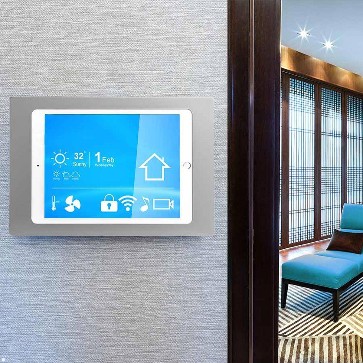 Smart-Home-Bedienfeld an der Wand, das Wetter, Temperatur, Datum und verschiedene Symbole anzeigt. Modernes Wohnzimmer im Hintergrund sichtbar.