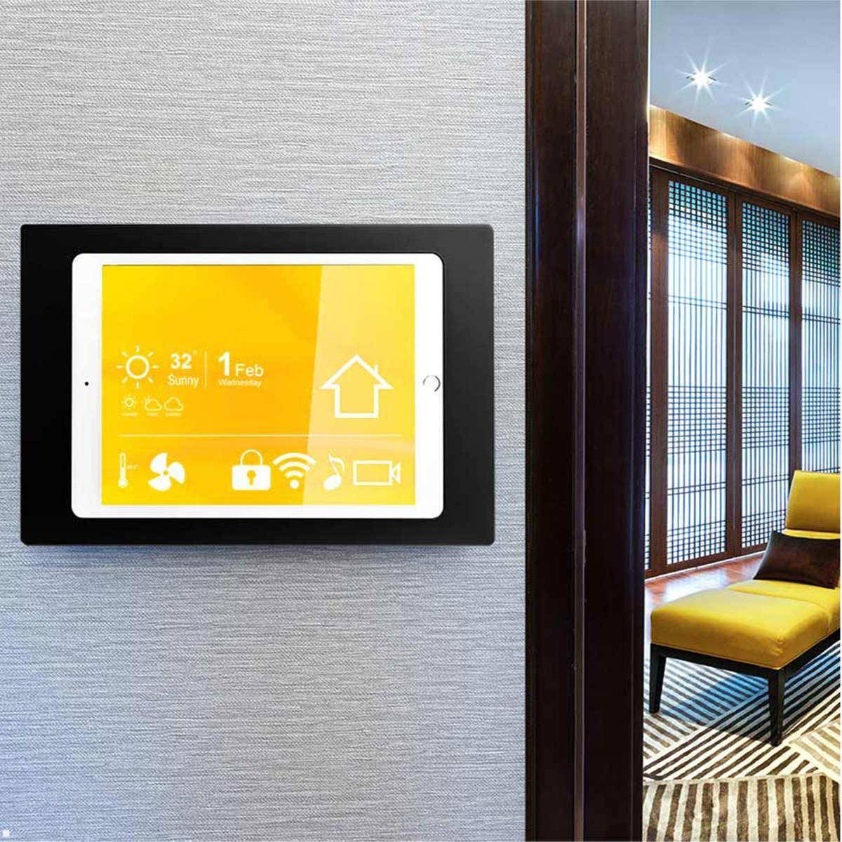 Ein Smart-Home-Tablet, das Wetter, Datum und Haussteuerungsoptionen an einer Wand in einem modernen Raum mit einem gelben Stuhl und gestreiftem Teppich anzeigt.