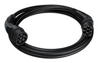 Ein aufgerolltes schwarzes Elektrofahrzeug-Ladekabel mit einem mehrstiftigen Stecker, geeignet zur Verwendung mit Standard-Elektroautoladestation.