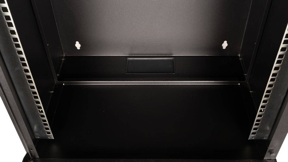 Leeres schwarzes Server-Rack-Schrank-Inneres mit Seitenschienen und Belüftungsschlitzen, von vorne betrachtet.