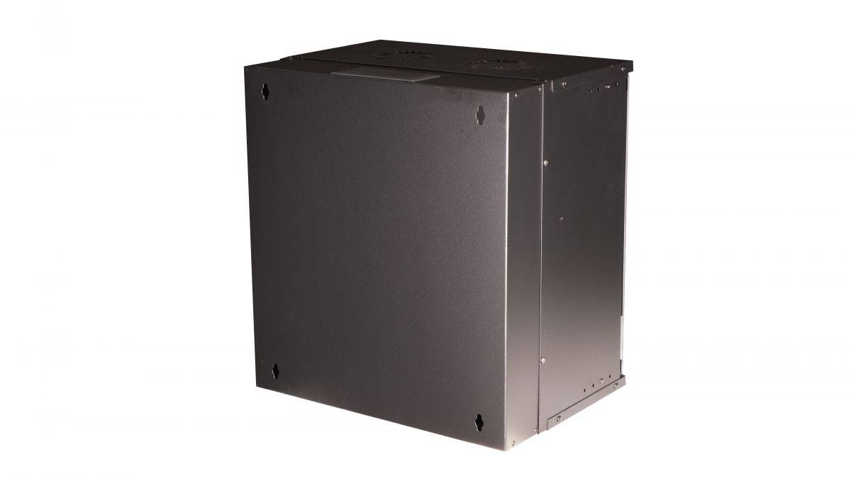 Ein schwarzer Metallserver-Schrank oder Rack-Gehäuse, von vorne-links auf weißem Hintergrund dargestellt.
