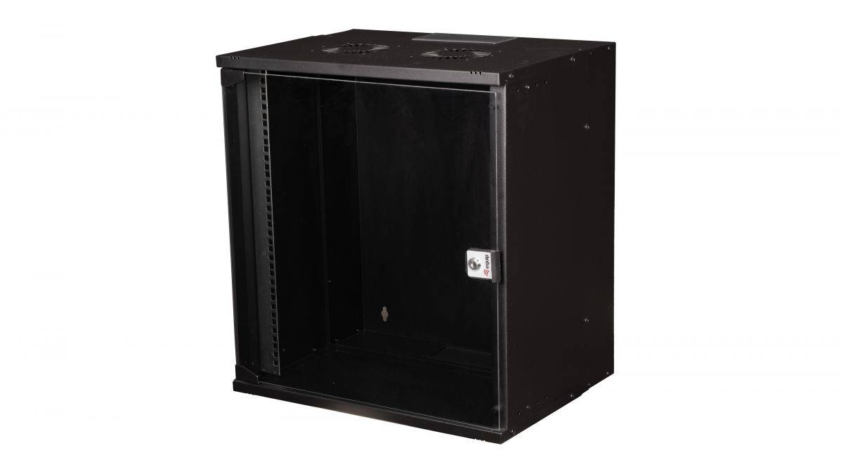Schwarzes Server-Rack-Schrank mit Glastür an der Vorderseite, geöffnet und leer auf weißem Hintergrund dargestellt.