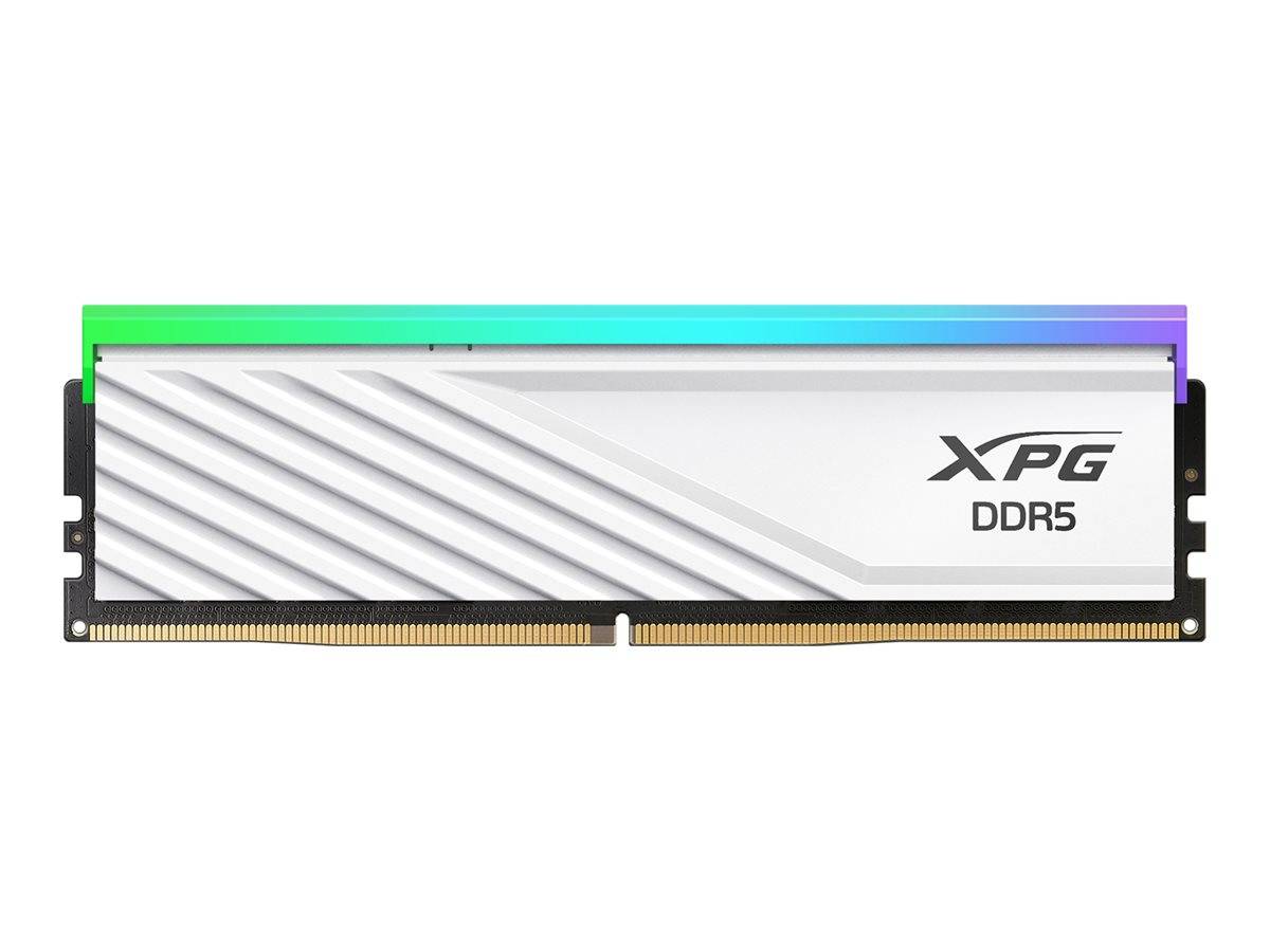 Ein weißes XPG DDR5 RAM-Modul mit RGB-Beleuchtung auf der Oberseite.