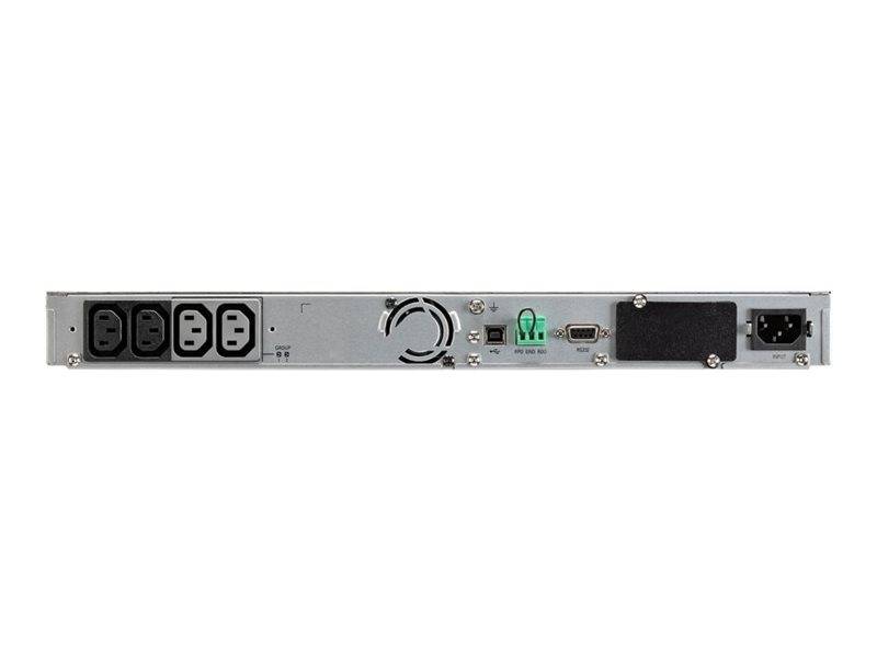 Rückseite einer Rack-montierten Stromversorgungseinheit mit vier AC-Steckdosen, Belüftungslüfter, Erdungsanschluss, USB-Anschluss, abgedecktem Bereich und Stromeingangsanschluss.
