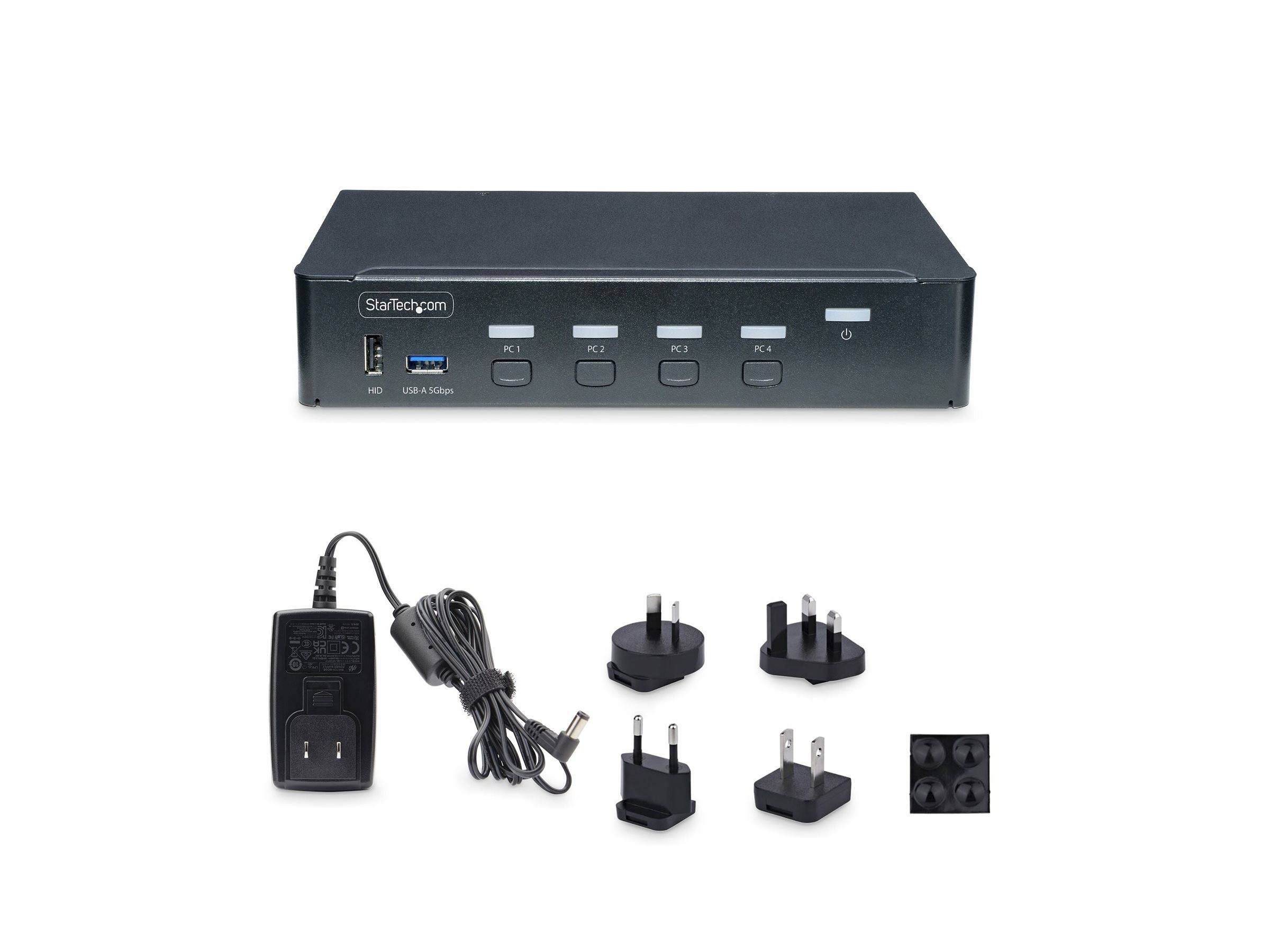Schwarze StarTech 4-Port-USB-KVM-Switch mit Frontschaltern, USB-Anschlüssen, Netzteil und mehreren Steckeradaptern, die unten dargestellt sind.