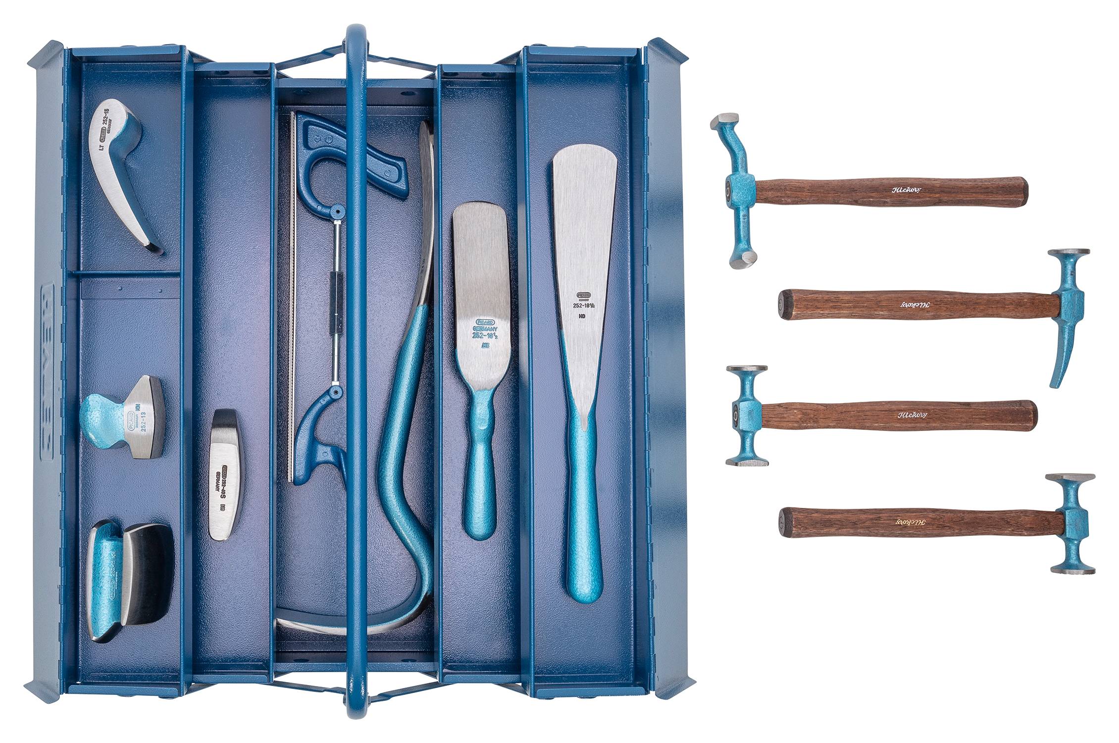 Ein blauer Werkzeugsatz in einem Metallkoffer mit einer Handsäge, Feilen, Meißeln und Hämmern ordentlich angeordnet, der präzise Handwerkskunst zur Schau stellt.