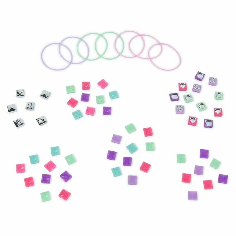 Verstreute bunte quadratische und runde Spielsteine mit einer Reihe von pastellfarbenen ineinandergreifenden Ringen oben, angeordnet auf weißem Hintergrund.