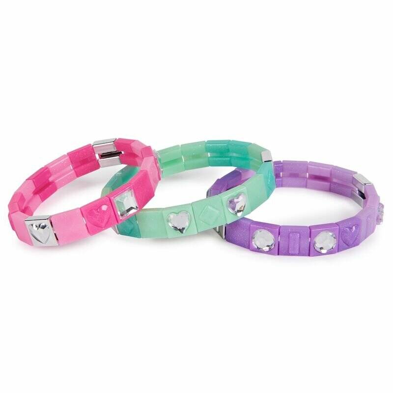 Drei farbenfrohe Stretch-Armbänder mit herzförmigen Anhängern, die auf weißem Hintergrund übereinander liegen.