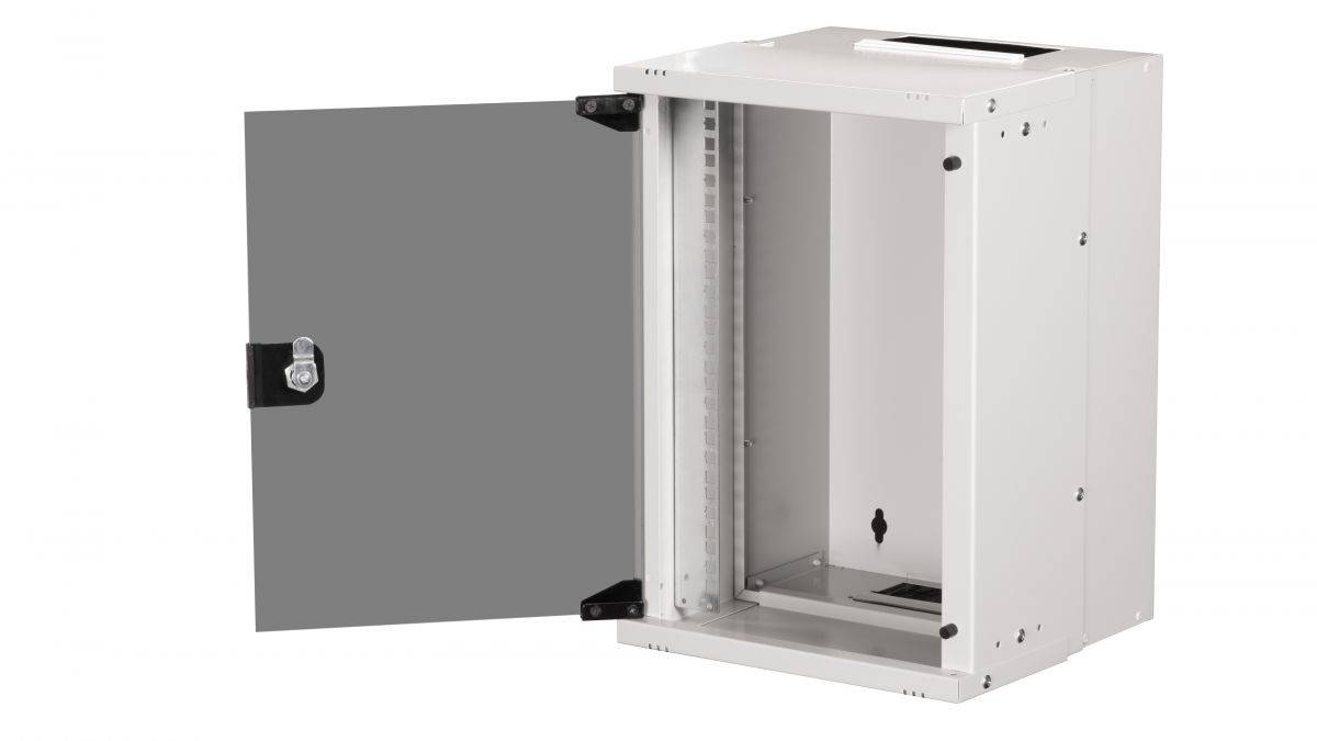 Weißes Metall-Elektroschrank mit offener Fronttür, das leeres Inneres und Montageschienen zeigt.