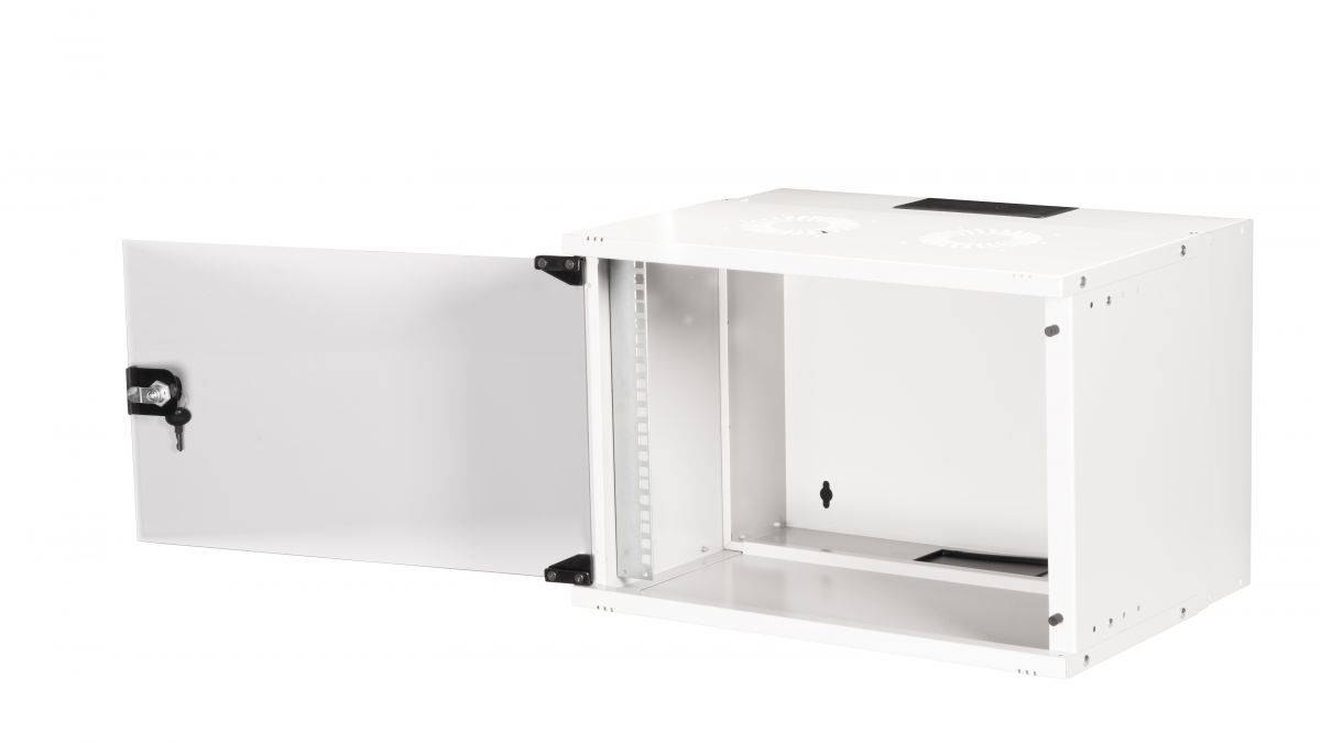 Offener weißer Metall-Wandschrank mit Schwenktür, zeigt leeres Inneres und Montagezargen.
