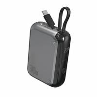 Schwarze tragbare Powerbank mit USB-C-Anschluss, mit 30W gekennzeichnet, mit digitalem Display, das den Batterieperentatz anzeigt.
