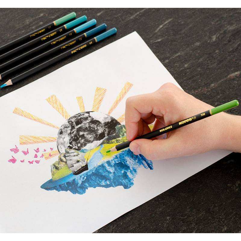 Eine Hand koloriert eine lebendige Zeichnung auf Papier mit Buntstiften und stellt dabei eine Collage von Naturelementen wie Berge, einen Globus und Schmetterlinge dar.