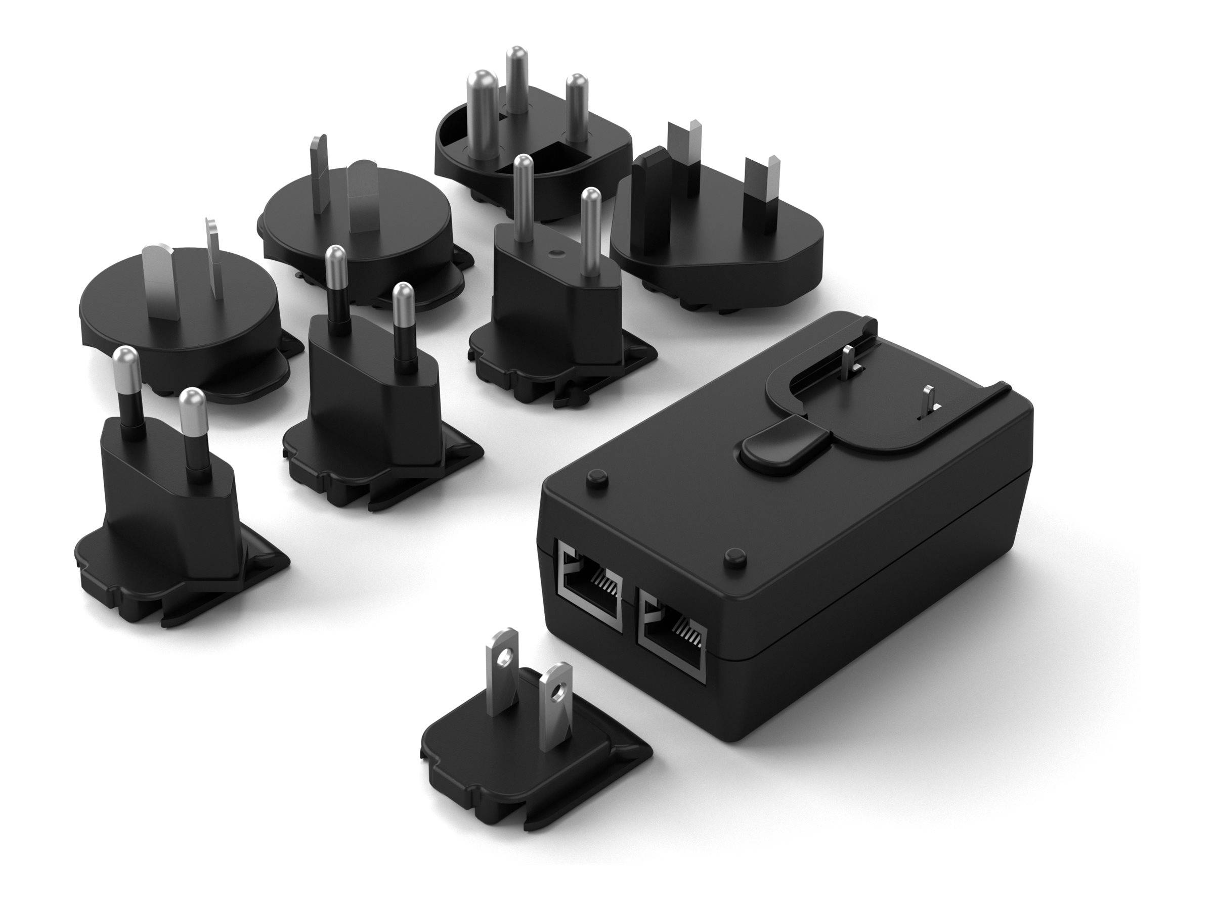 Satz austauschbarer schwarzer Stromstecker-Adapter und ein USB-Wandladegerät mit zwei USB-A-Anschlüssen, dargestellt auf weißem Hintergrund.