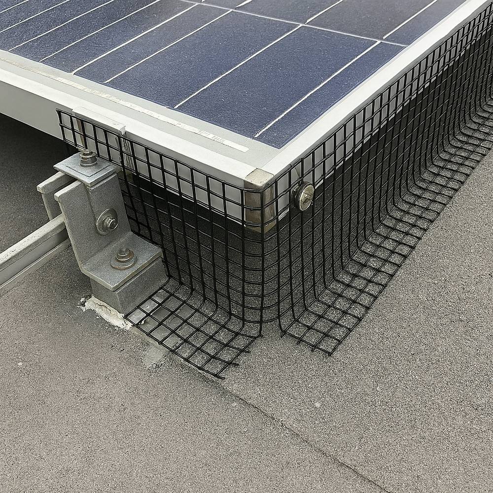 Offgridtec 30m Schutzgitter für Solarmodule Schwarz mit 100 Befestigungshaken Vogel- und Marderabwehr