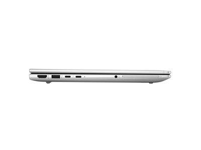 Ein schlanker, silberner Laptop, von der Seite betrachtet, der sein dünnes Profil betont, mit sichtbaren Anschlüssen, einschließlich USB- und Audiobuchsen.