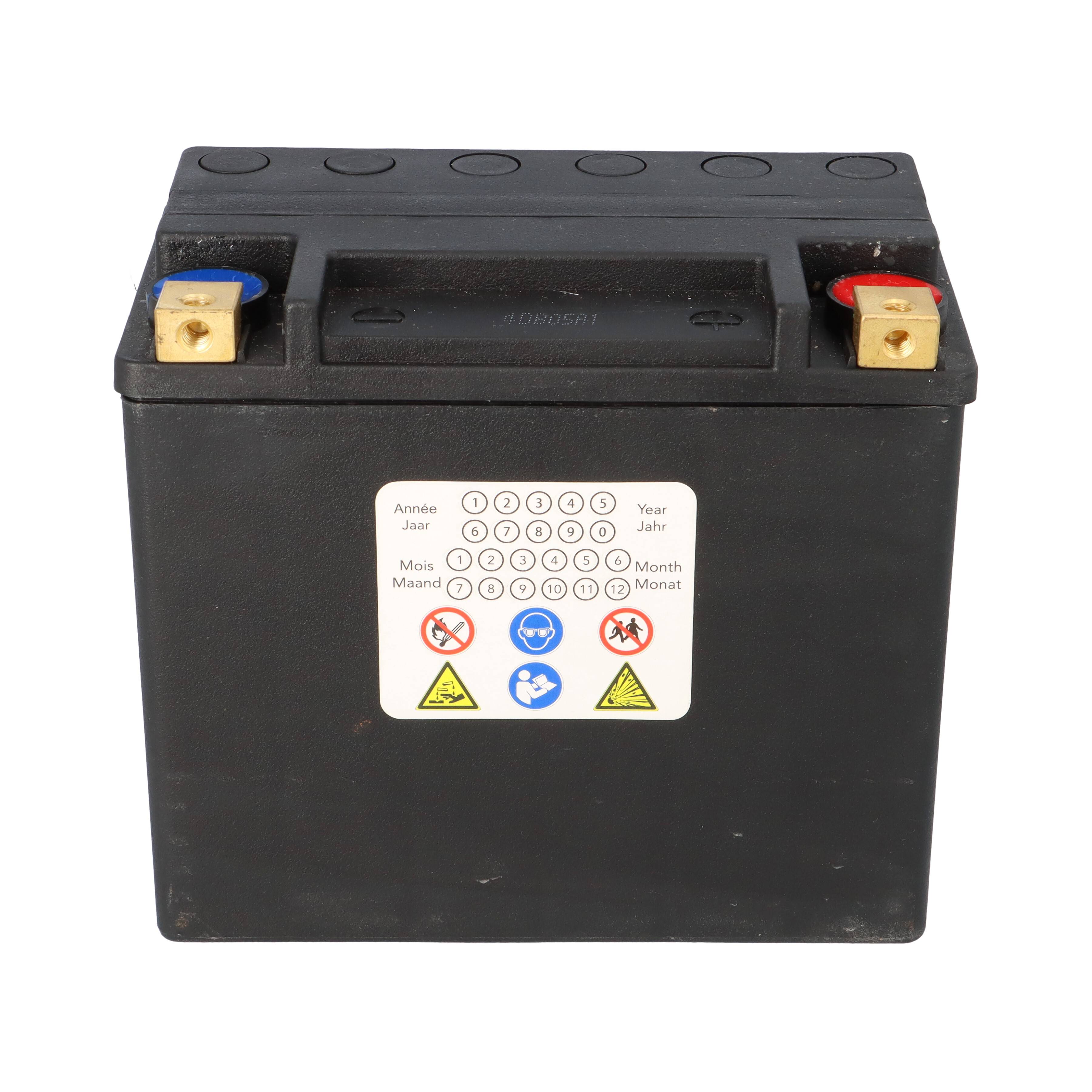 Eine schwarze Autobatterie mit positiven roten und negativen blauen Anschlüssen und gekennzeichneten Sicherheitswarnungen auf der Vorderseite.