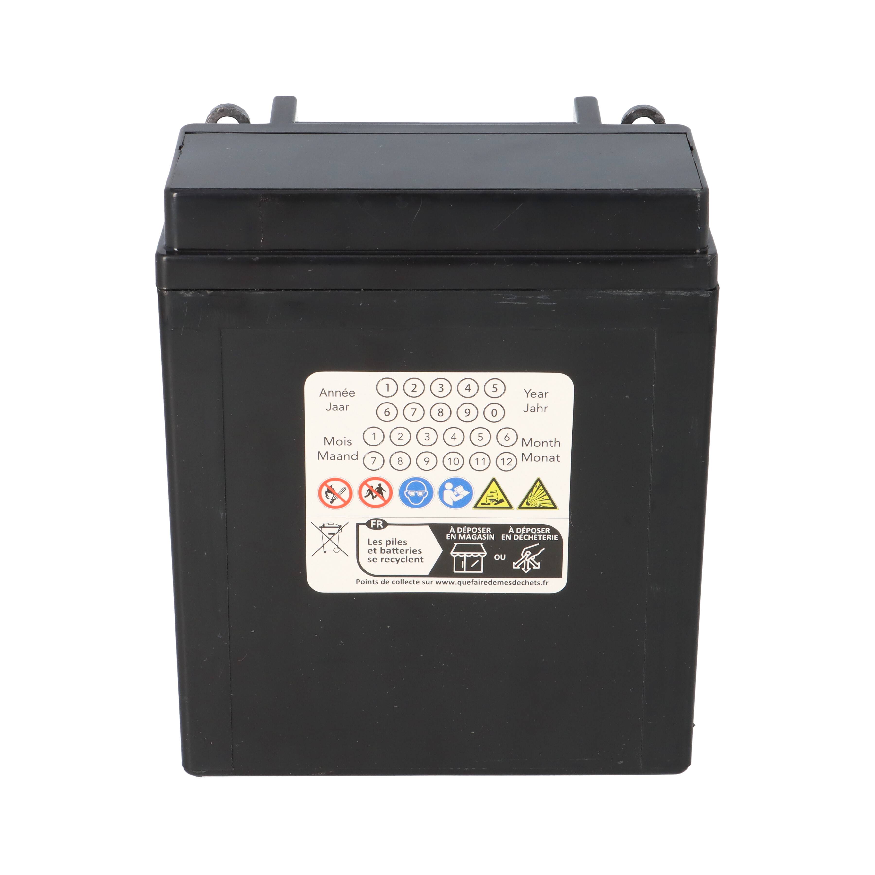 Eine schwarze rechteckige Batterie mit einem Etikett, das Codes für Jahr und Monat anzeigt, verschiedene Warnsymbole und Recyclinginformationen in französischer Sprache.